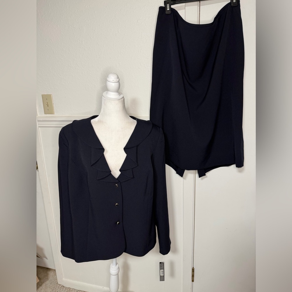 Tahari Ruffled blazer and Navy Skirt Set size 16W new with tag